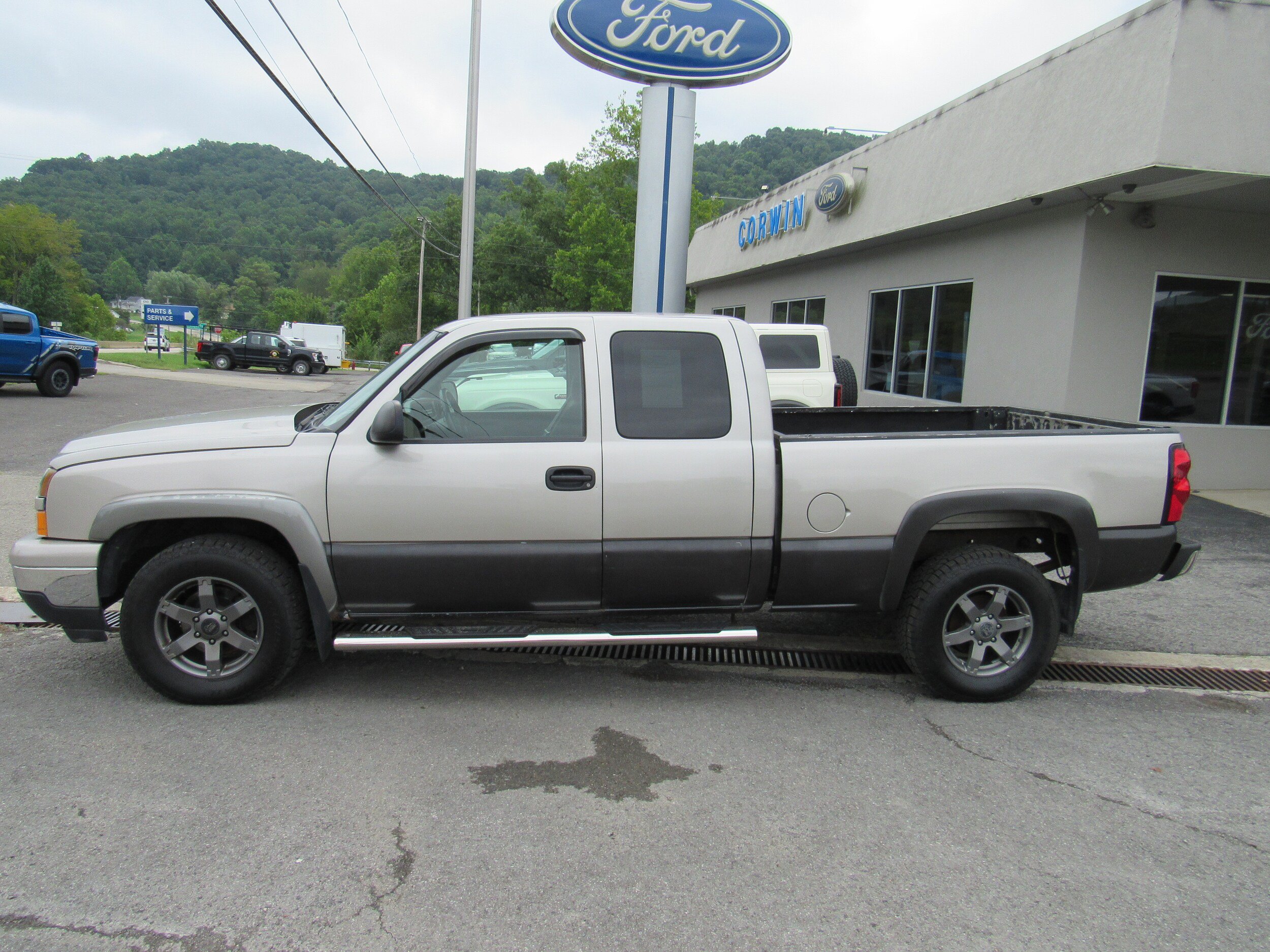 Used 2006 Chevrolet Silverado 1500 LT w/ Light Duty Power Package AWD/4WD image 2