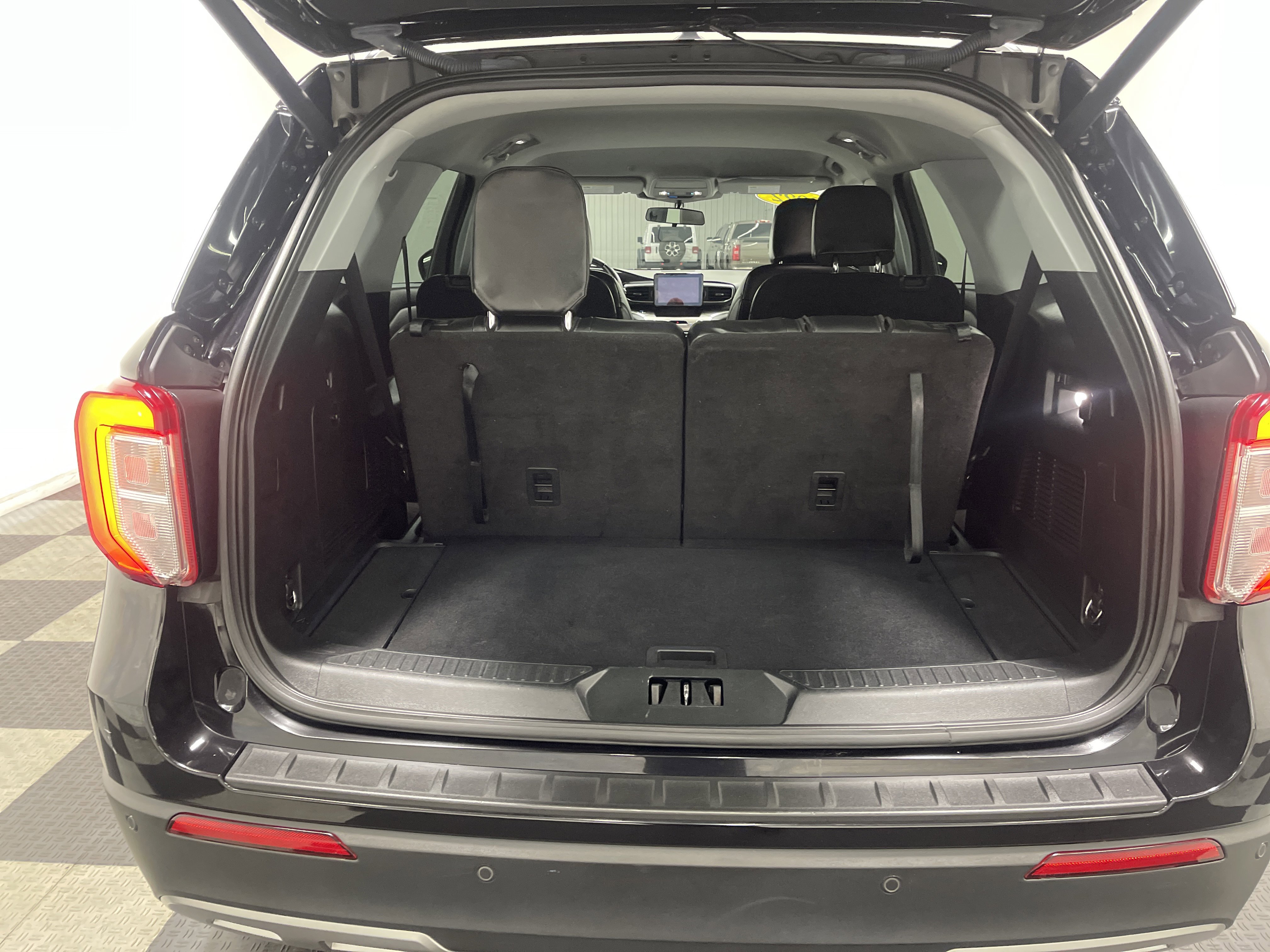 Used 2022 Ford Explorer XLT w/ Equipment Group 202A AWD/4WD image 18