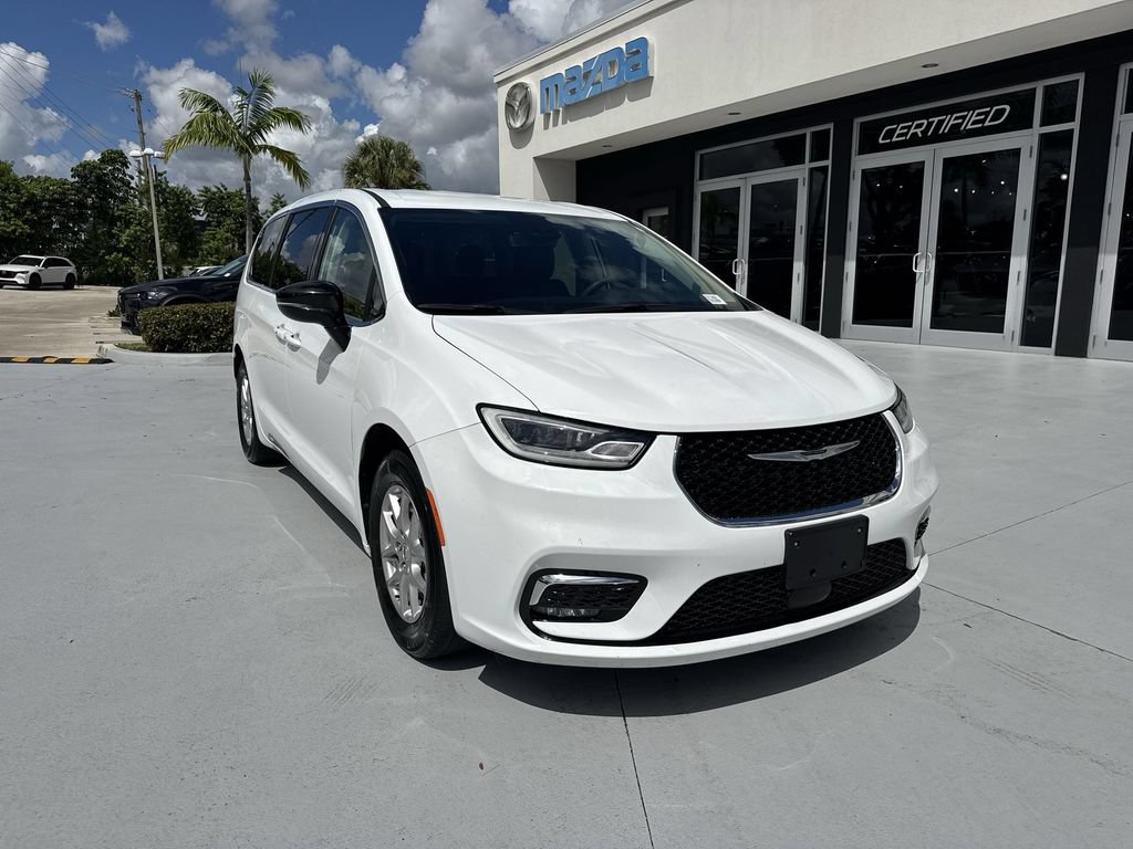 Used 2024 Chrysler Pacifica Touring-L FWD image 7