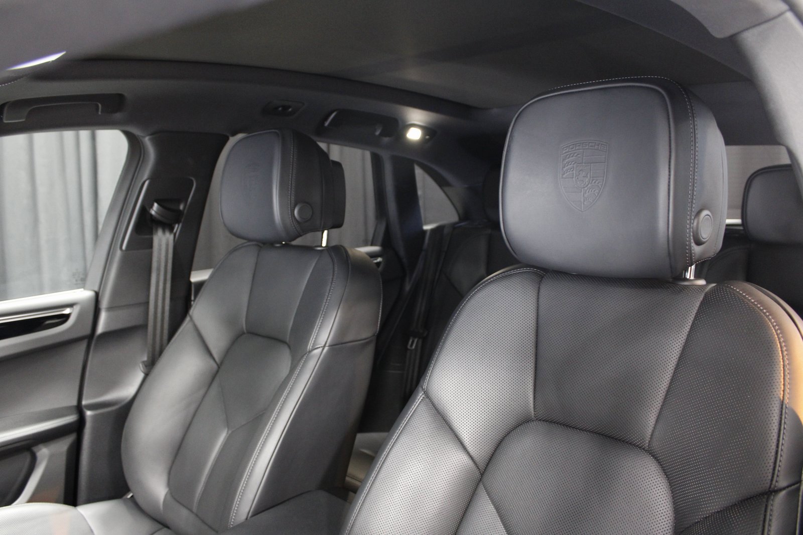 Certified 2025 Porsche Macan image 5