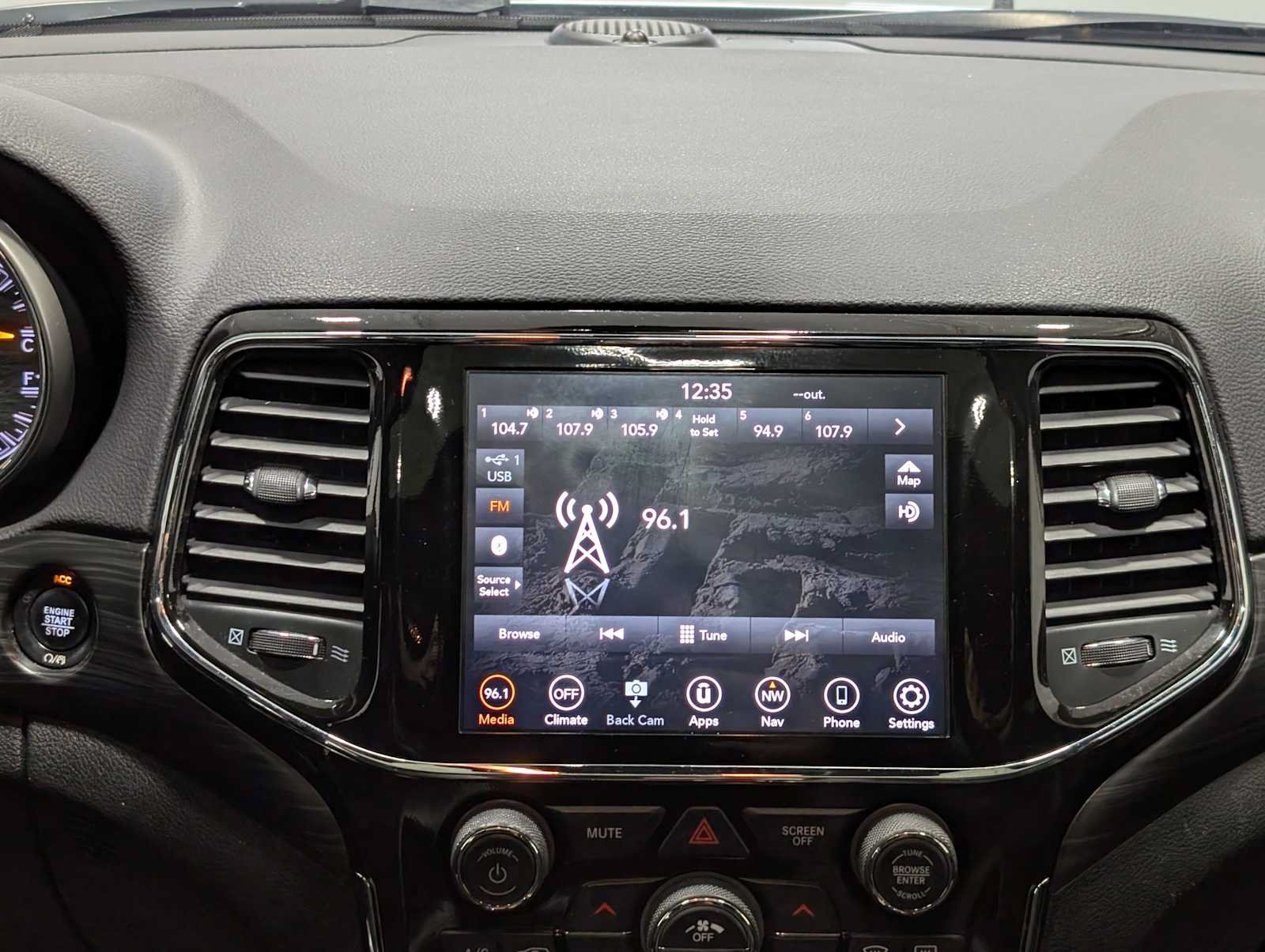 Used 2021 Jeep Grand Cherokee Laredo X AWD/4WD image 19