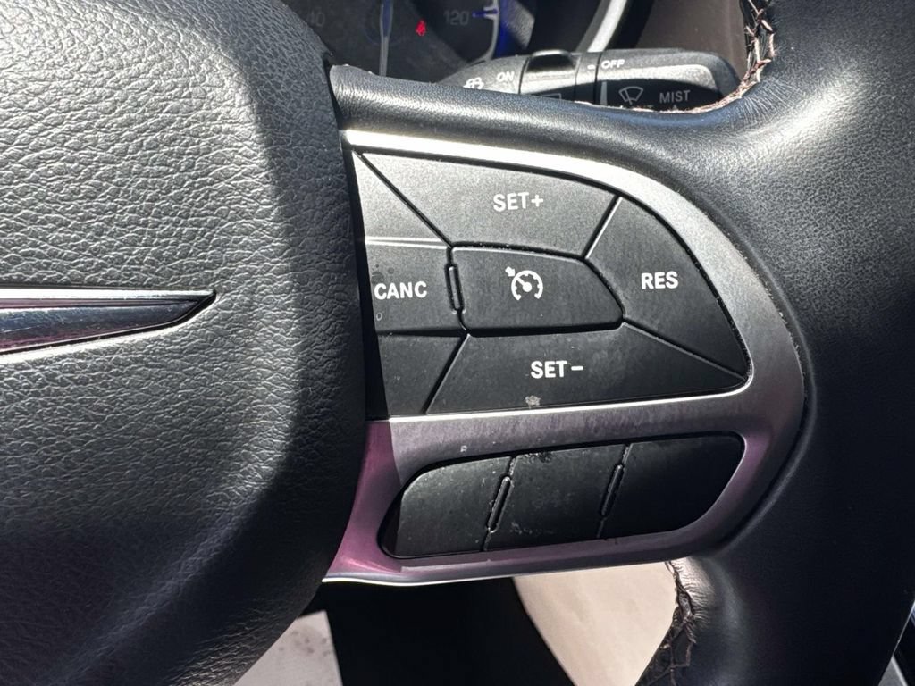 Used 2018 Chrysler Pacifica Touring-L FWD image 13