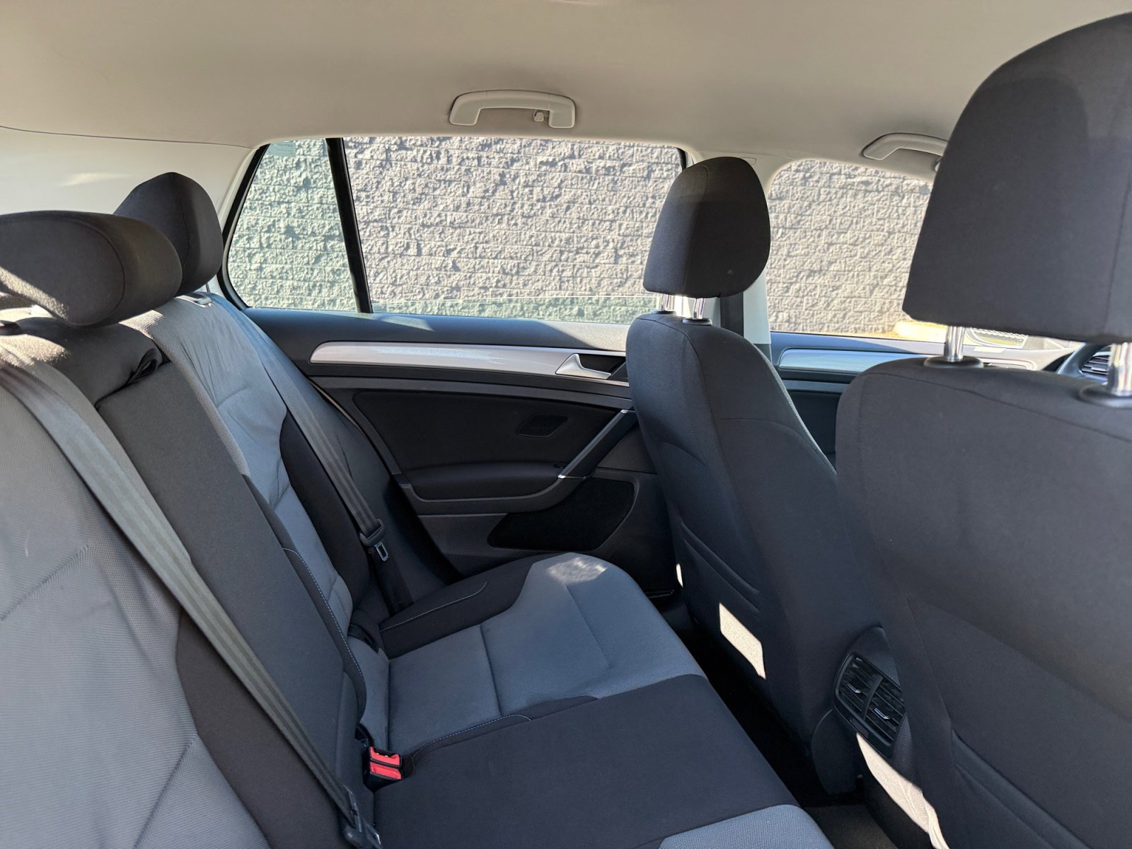 Used 2016 Volkswagen e-Golf SE w/ DC Fast Charging Package image 14