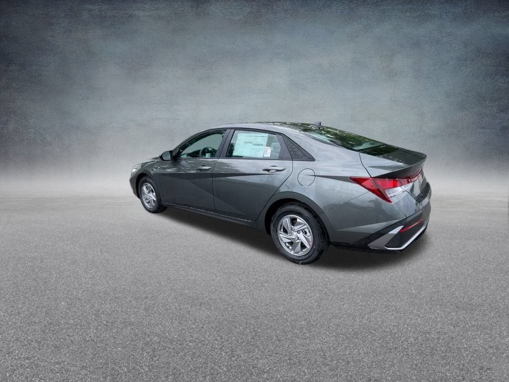 Used 2025 Hyundai Elantra SE FWD image 18