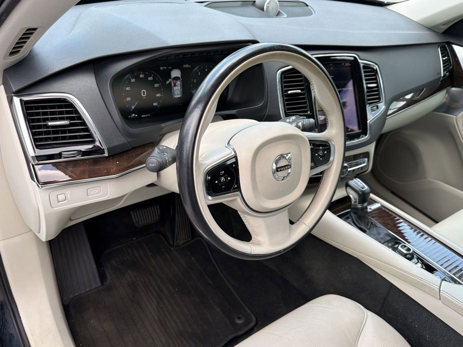 Used 2017 Volvo XC90 T6 Momentum w/ Vision Package AWD/4WD image 4