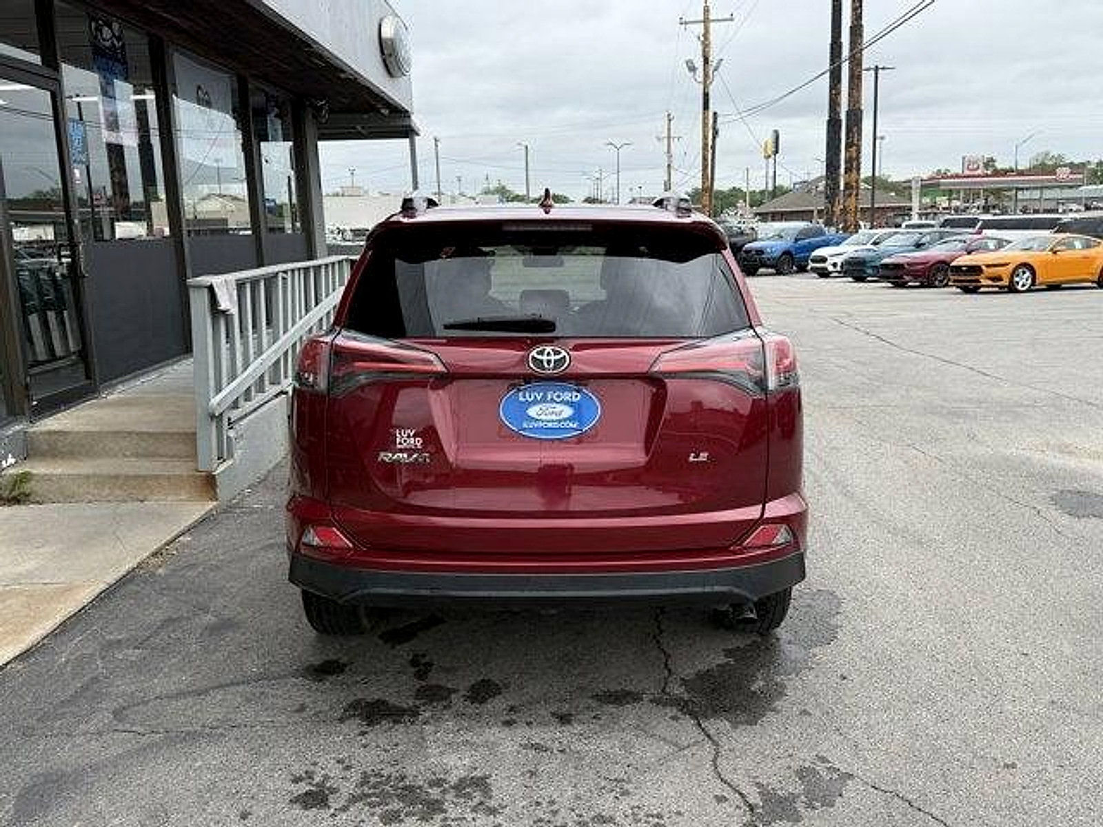 Used 2018 Toyota RAV4 LE FWD image 4