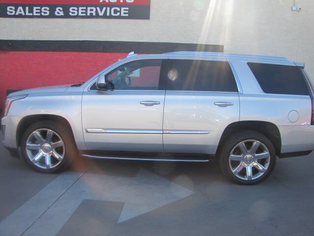 Used 2018 Cadillac Escalade Luxury AWD/4WD image 2
