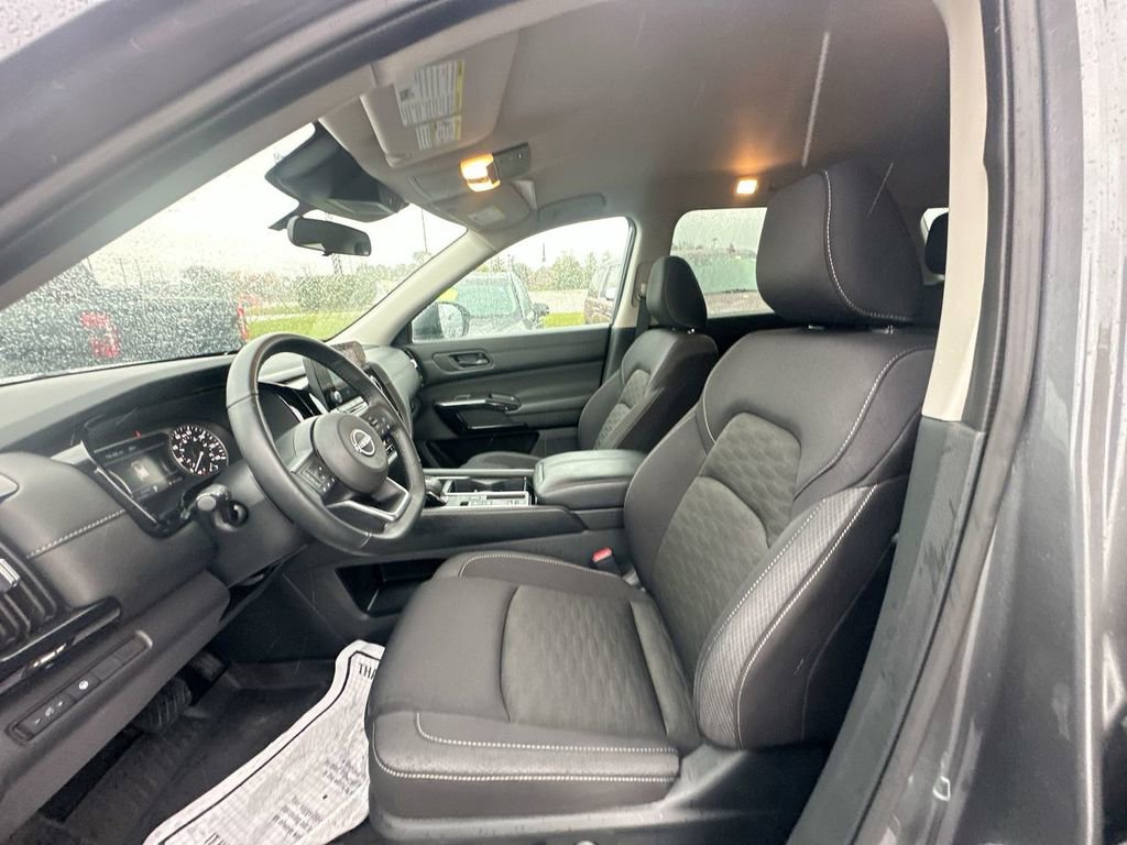 Used 2024 Nissan Pathfinder SV image 39