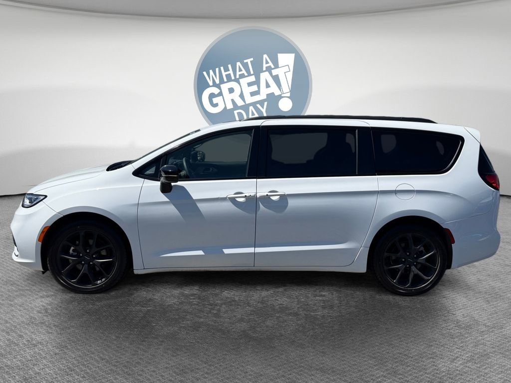 Used 2025 Chrysler Pacifica Limited FWD image 7