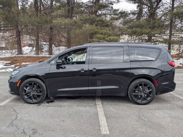 Certified 2022 Chrysler Pacifica Touring-L w/ S Appearance Package AWD/4WD image 9