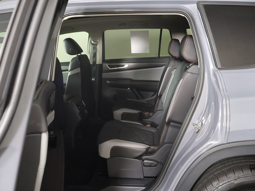 Used 2024 Volkswagen Atlas Peak Edition SE AWD/4WD image 32