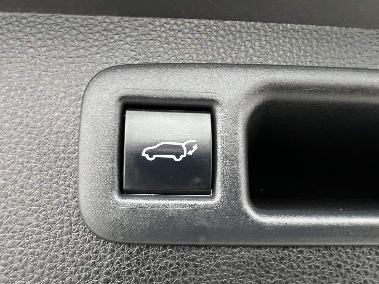 Used 2021 Toyota Highlander XLE image 23