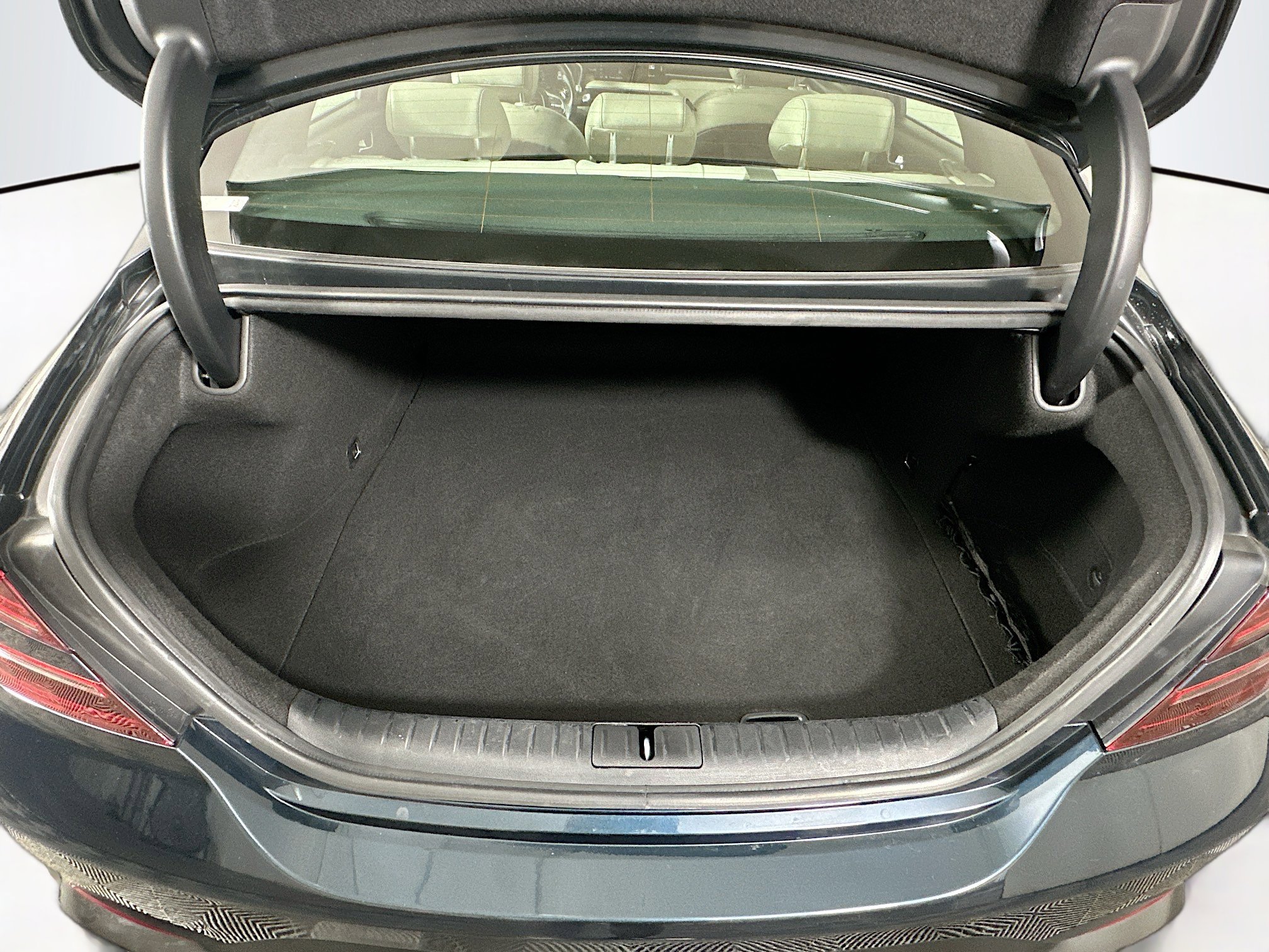 Used 2025 Genesis G70 2.5T RWD image 30