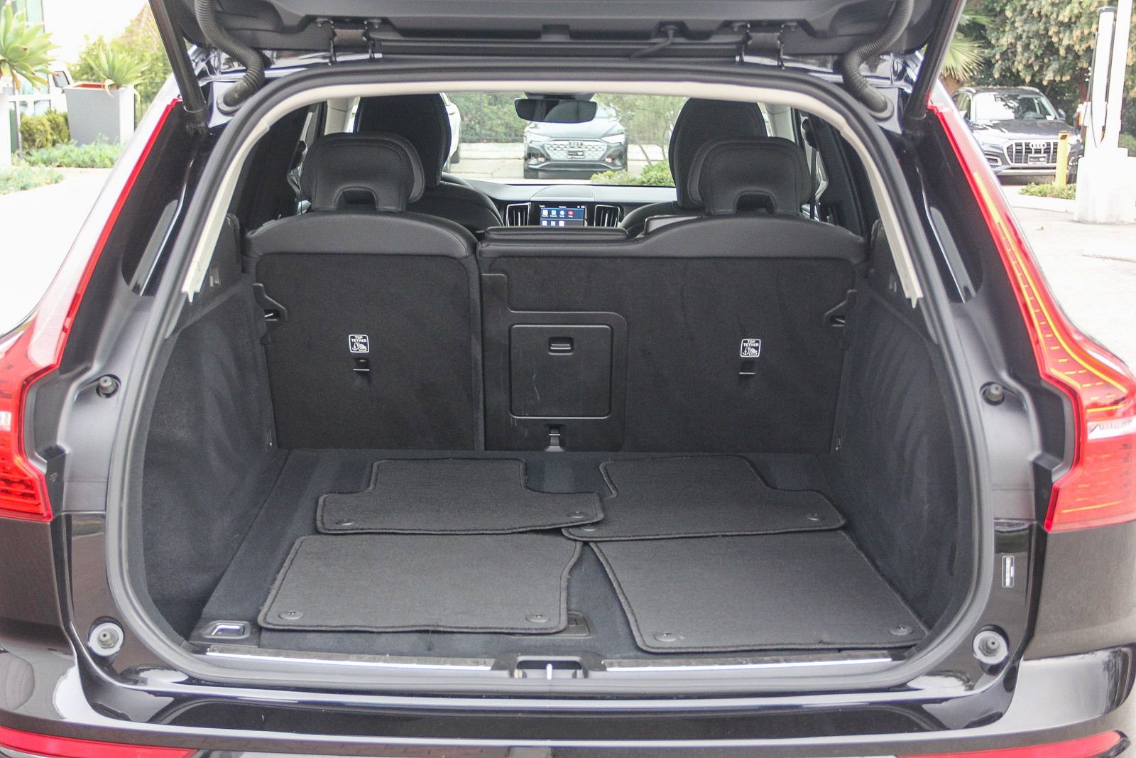 Used 2025 Volvo XC60 B5 Plus image 23