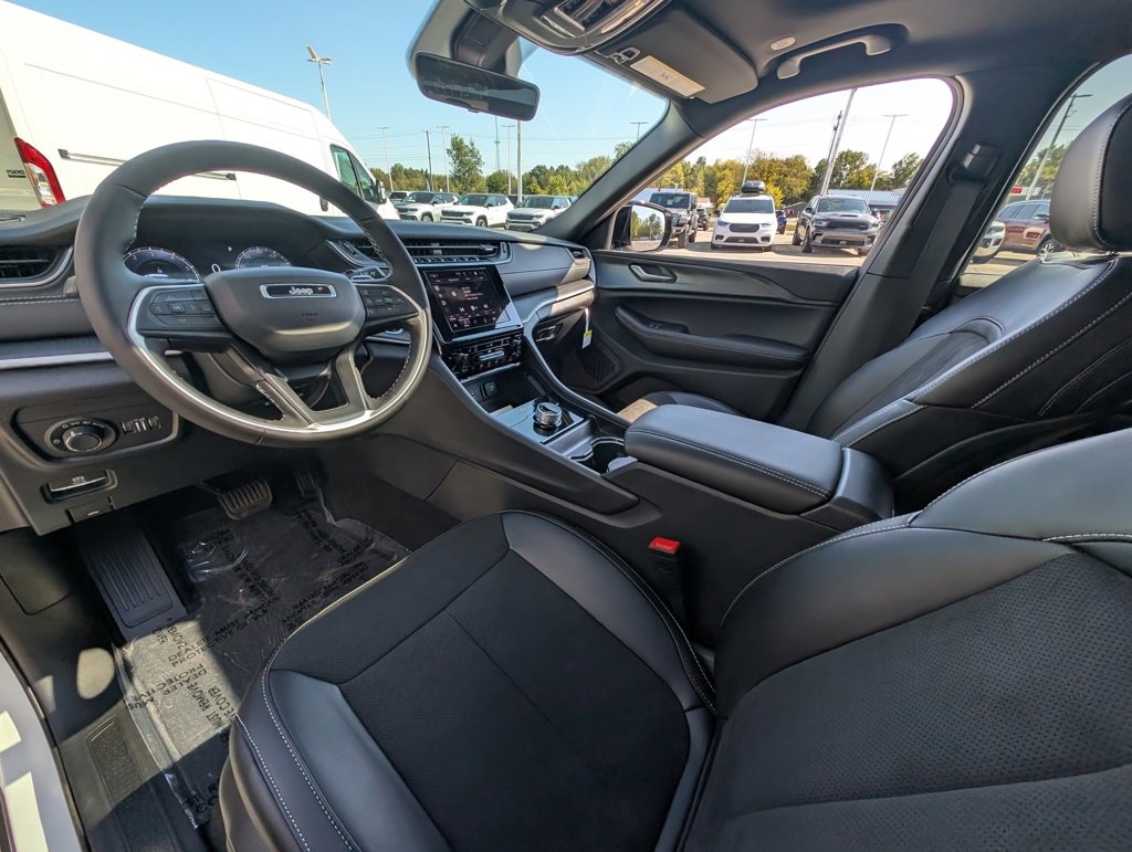 New 2025 Jeep Grand Cherokee L Altitude image 2