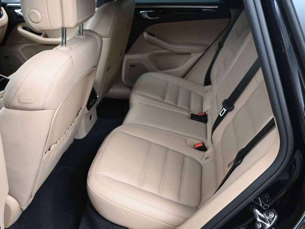 Certified 2025 Porsche Macan image 7