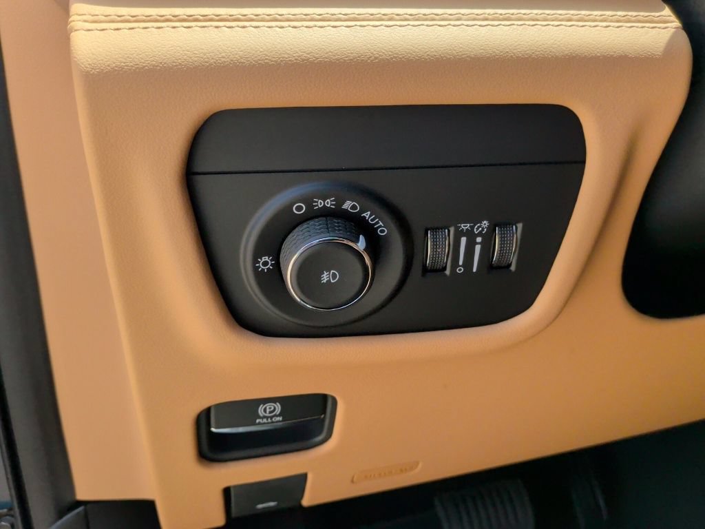 New 2026 Jeep Grand Cherokee Summit w/ Obsidian Package AWD/4WD image 16