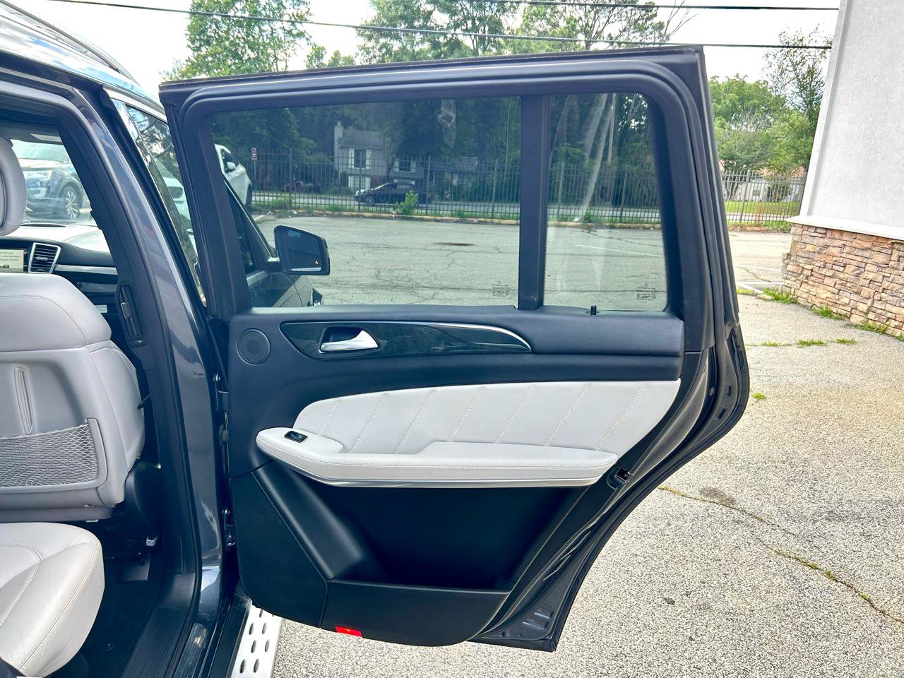 Used 2016 Mercedes-Benz GL 550 4MATIC image 21