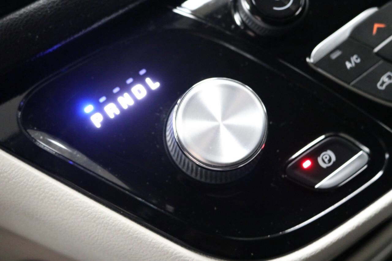 Used 2023 Chrysler Pacifica Touring-L image 47