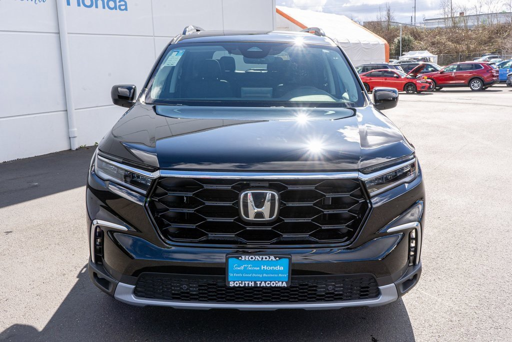 New 2025 Honda Pilot Touring image 3