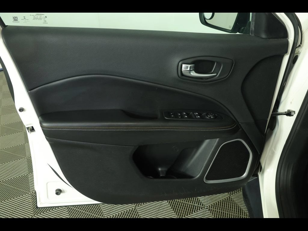 Used 2018 Jeep Compass Latitude w/ Cold Weather Group AWD/4WD image 15