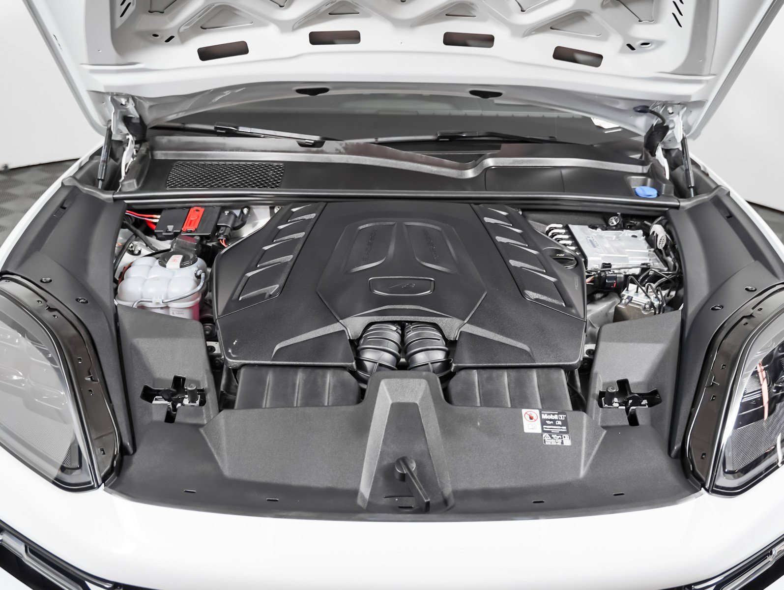 Certified 2025 Porsche Cayenne GTS AWD/4WD image 9