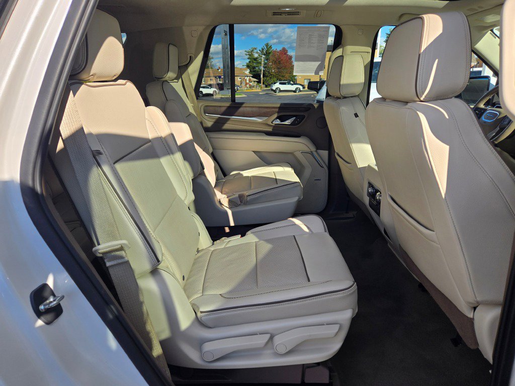 Used 2021 GMC Yukon Denali w/ Denali Premium Package image 10