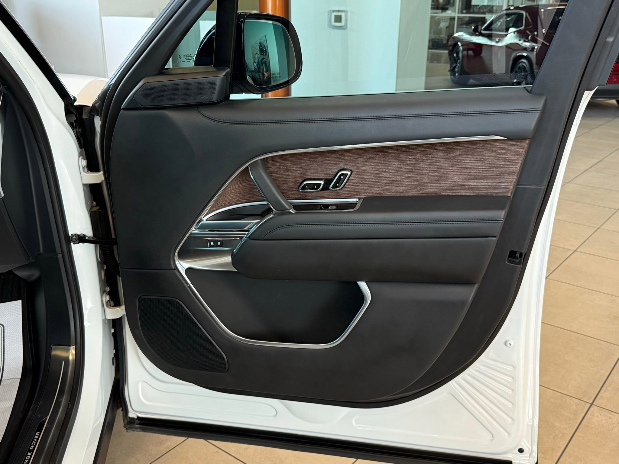 Used 2025 Land Rover Range Rover SE image 17