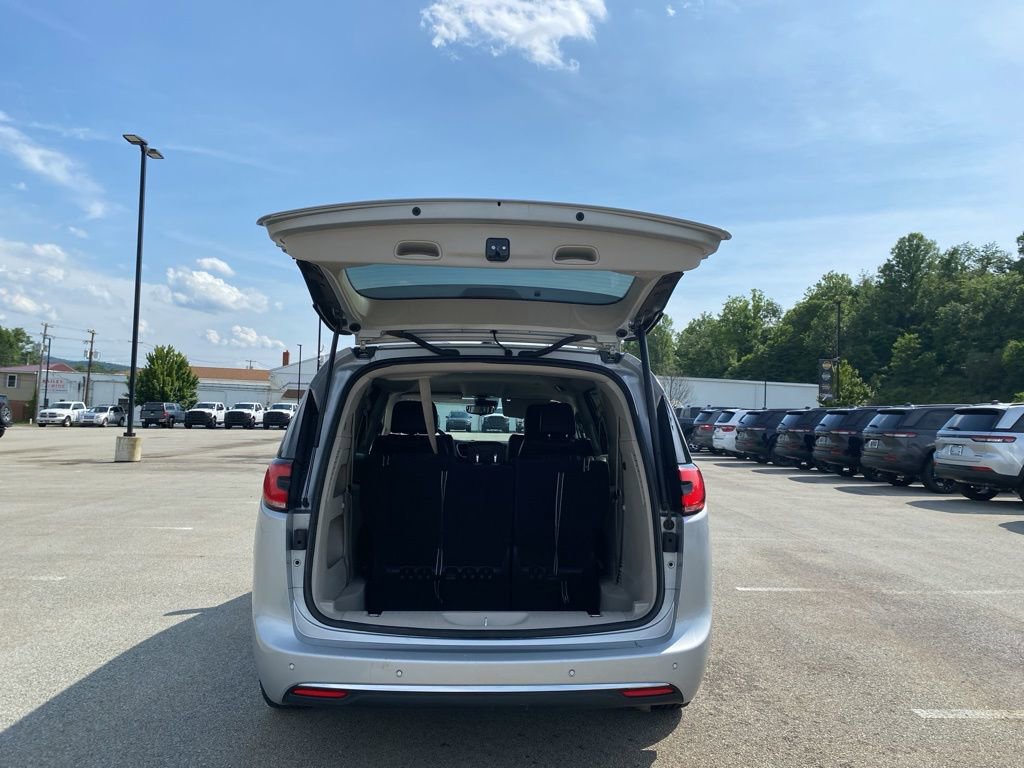 Used 2023 Chrysler Pacifica Touring-L image 14