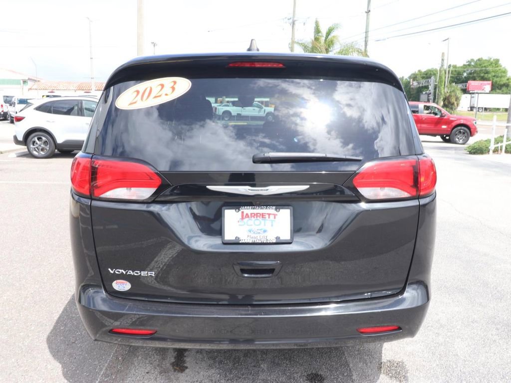 Used 2023 Chrysler Voyager LX image 10