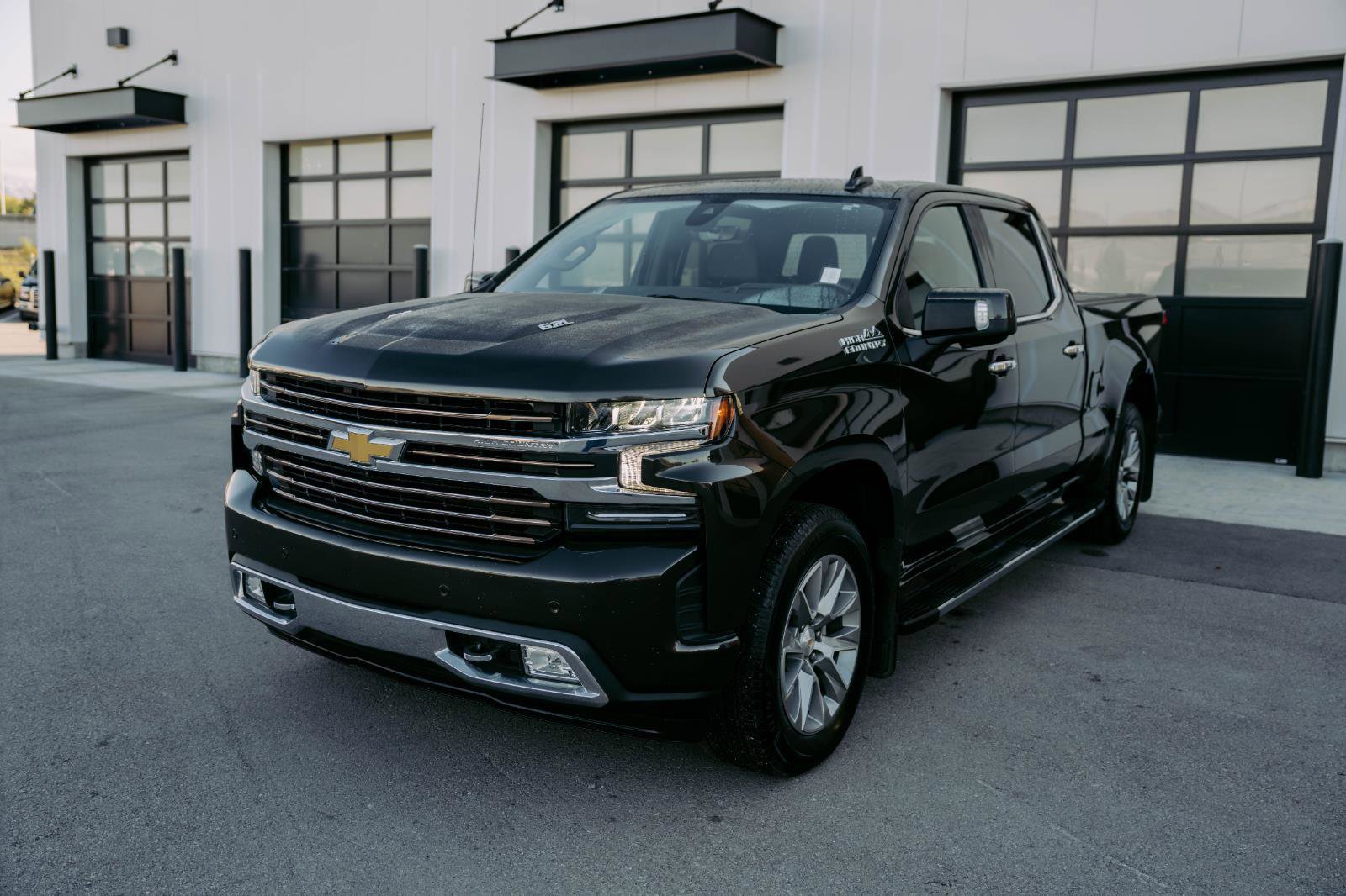 Used 2021 Chevrolet Silverado 1500 High Country w/ Technology Package image 3