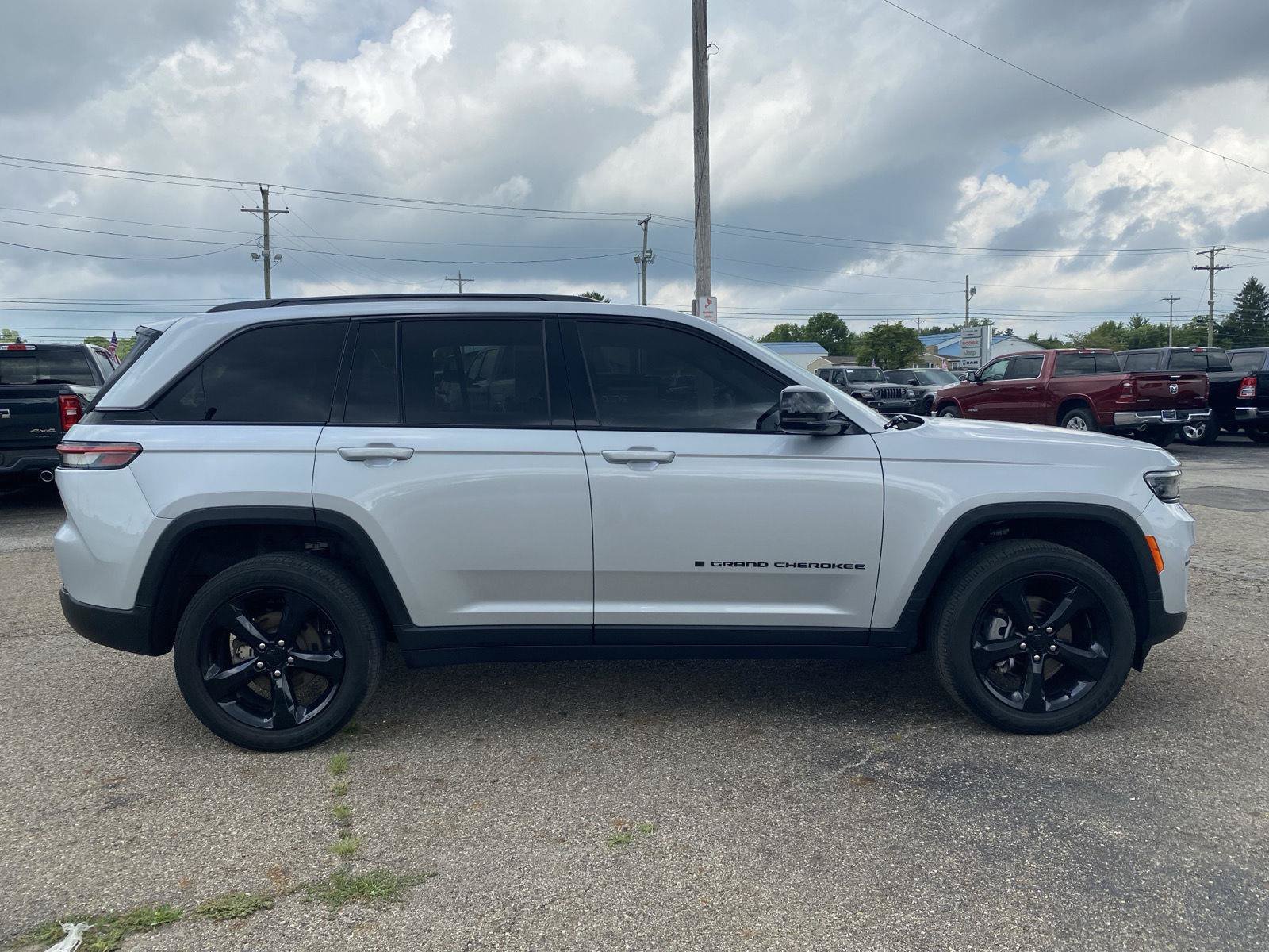 Used 2023 Jeep Grand Cherokee Altitude AWD/4WD image 6