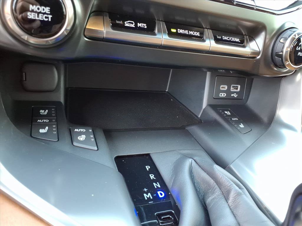 Used 2024 Lexus LX 600 4WD w/ Luxury Package image 17