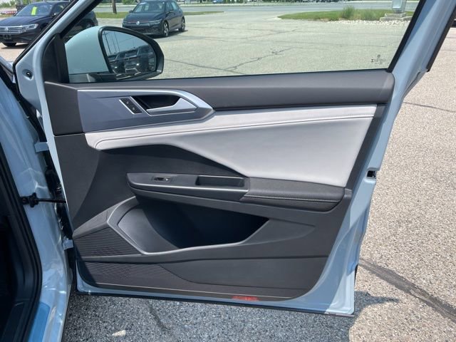 Used 2025 Volkswagen Taos SE w/ Panoramic Sunroof Package image 16