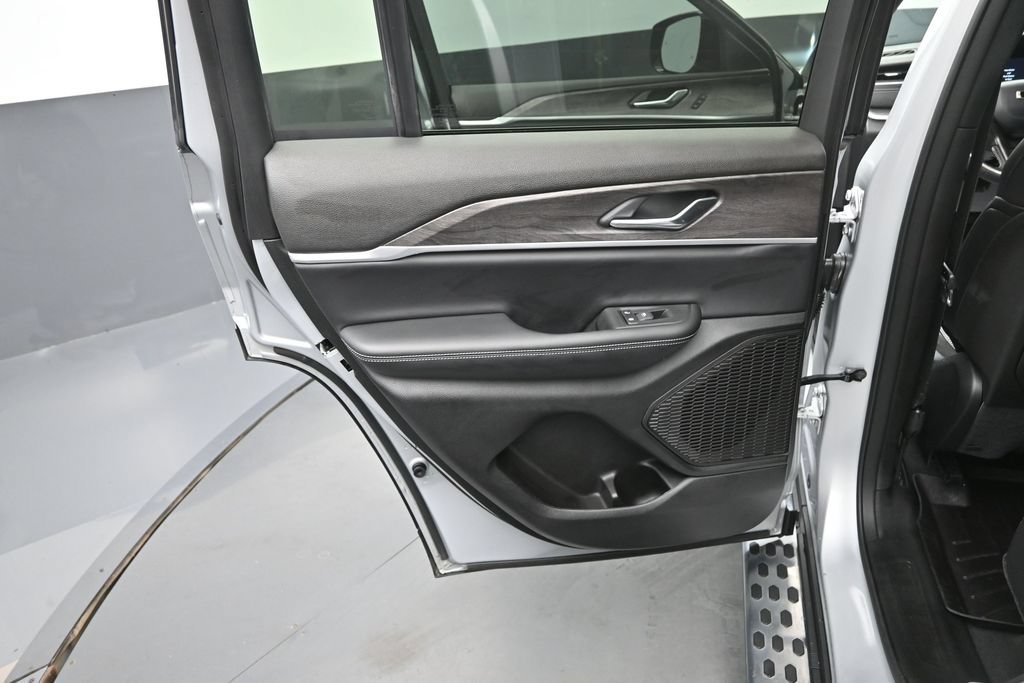 Used 2024 Jeep Grand Cherokee Limited AWD/4WD image 16