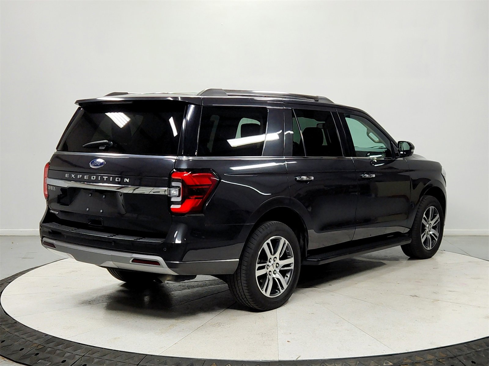 Used 2024 Ford Expedition Limited image 7