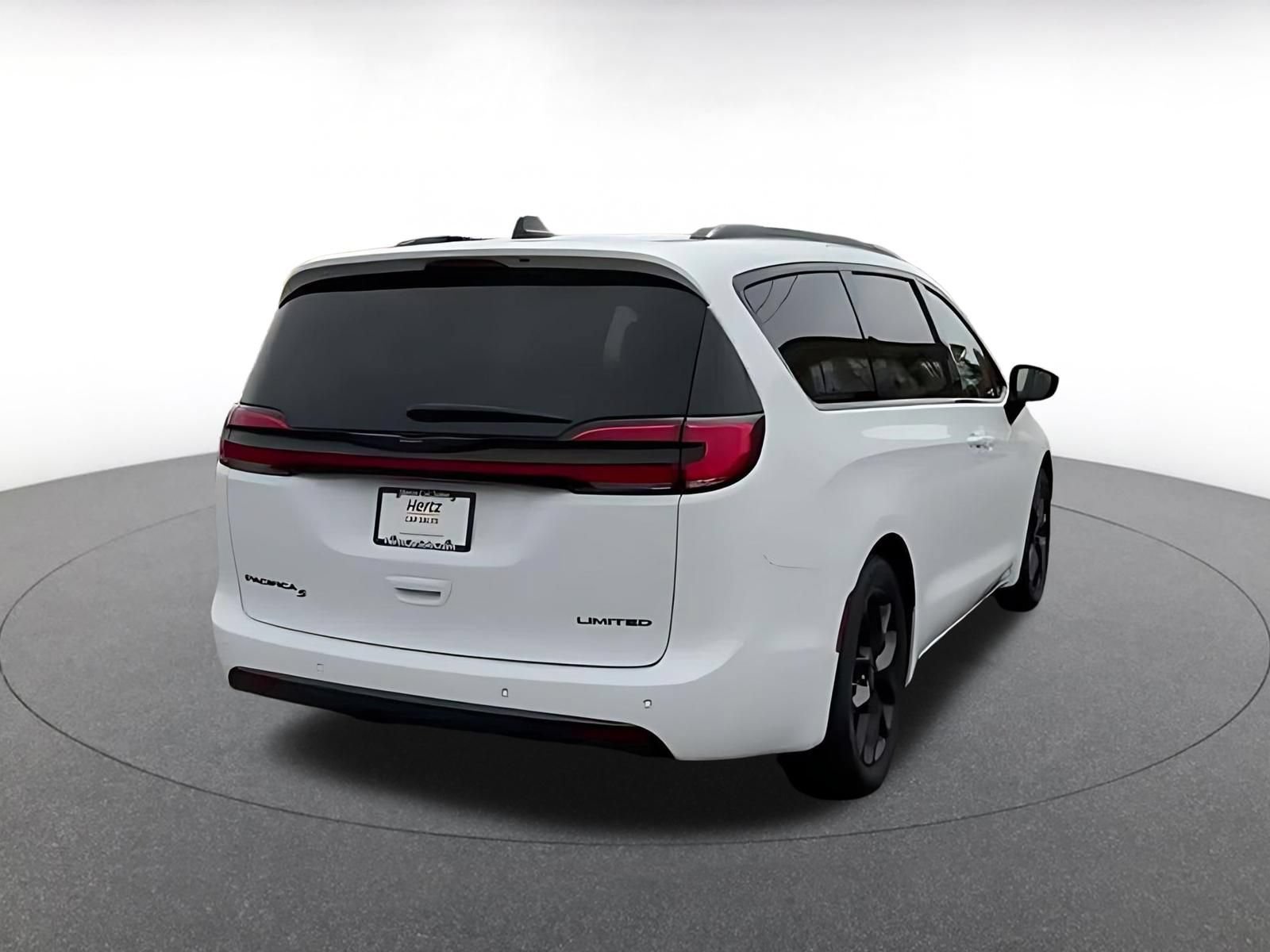 Used 2025 Chrysler Pacifica Limited FWD image 14