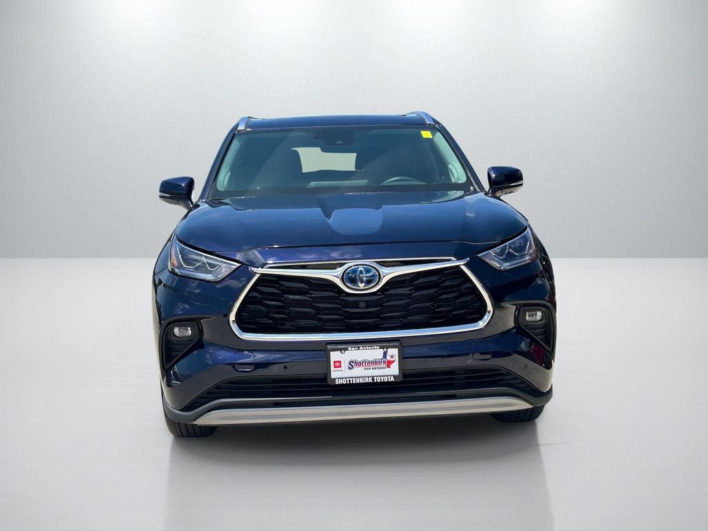 Used 2023 Toyota Highlander Platinum FWD video 2