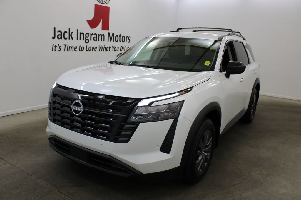 Used 2026 Nissan Pathfinder SV FWD image 2