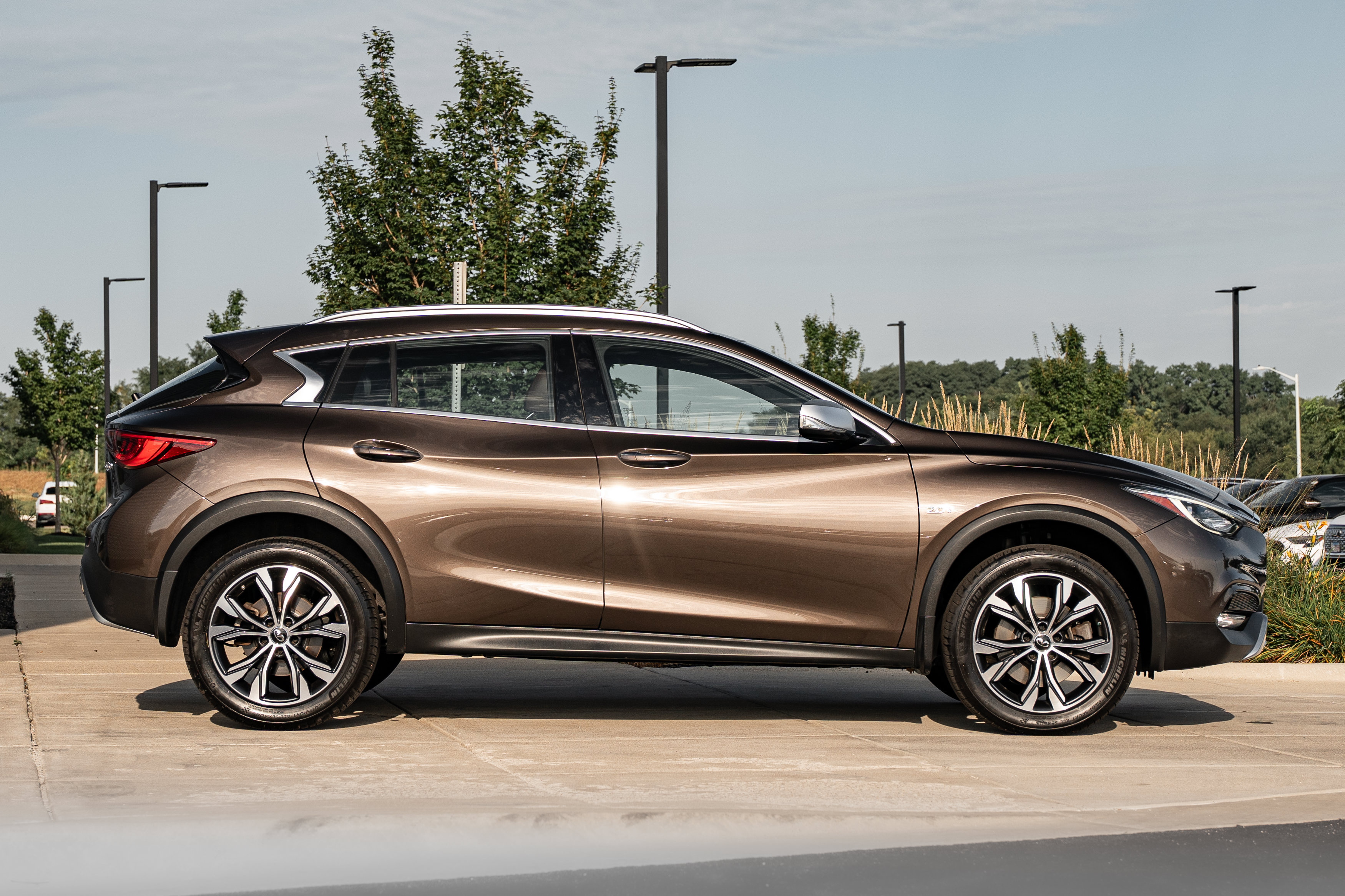 Used 2018 INFINITI QX30 Premium w/ Navigation Package AWD/4WD image 3