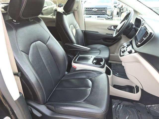 Used 2024 Chrysler Pacifica Touring-L image 10