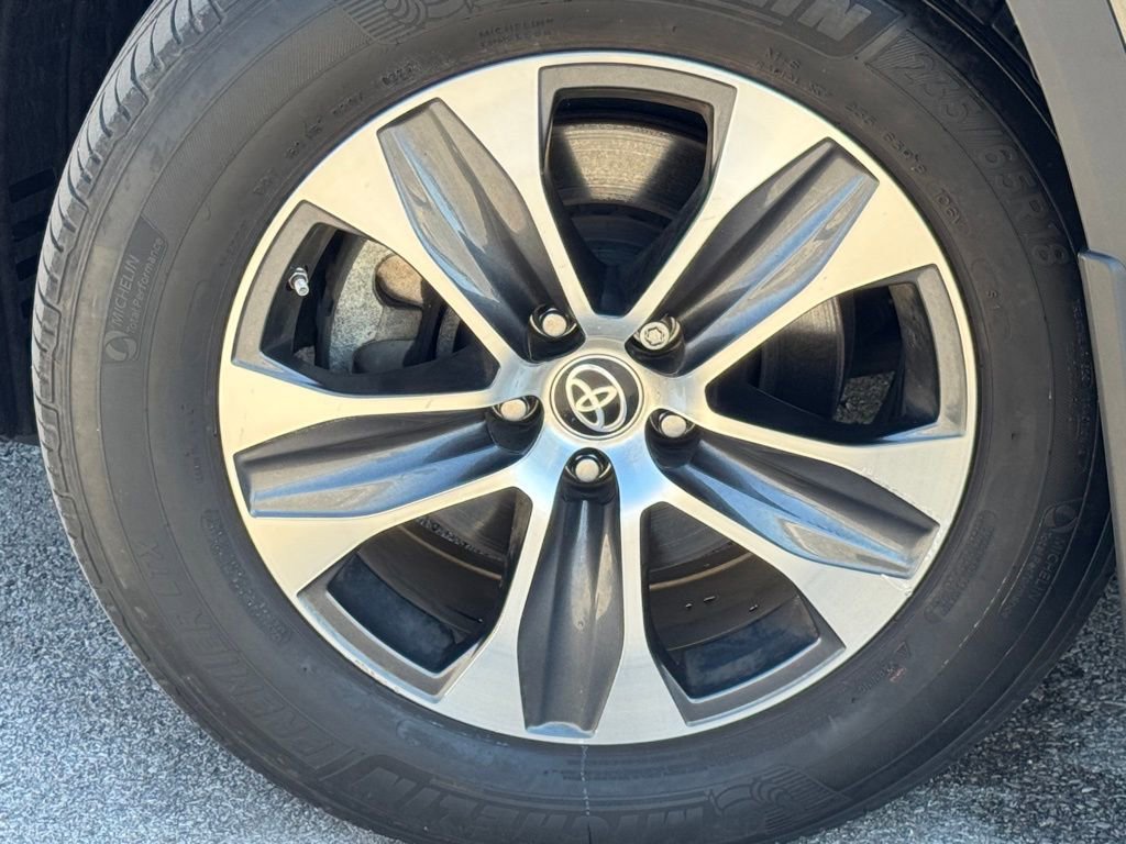 Used 2023 Toyota Highlander XLE AWD/4WD image 7