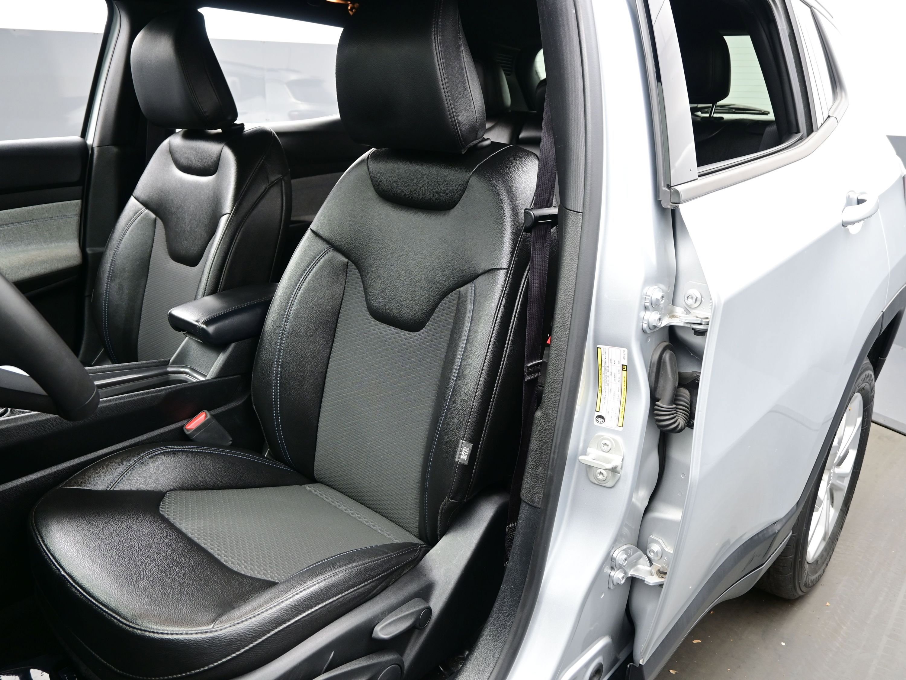 Used 2024 Jeep Compass Latitude AWD/4WD image 11