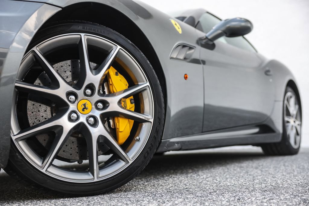 Used 2010 Ferrari California RWD image 12