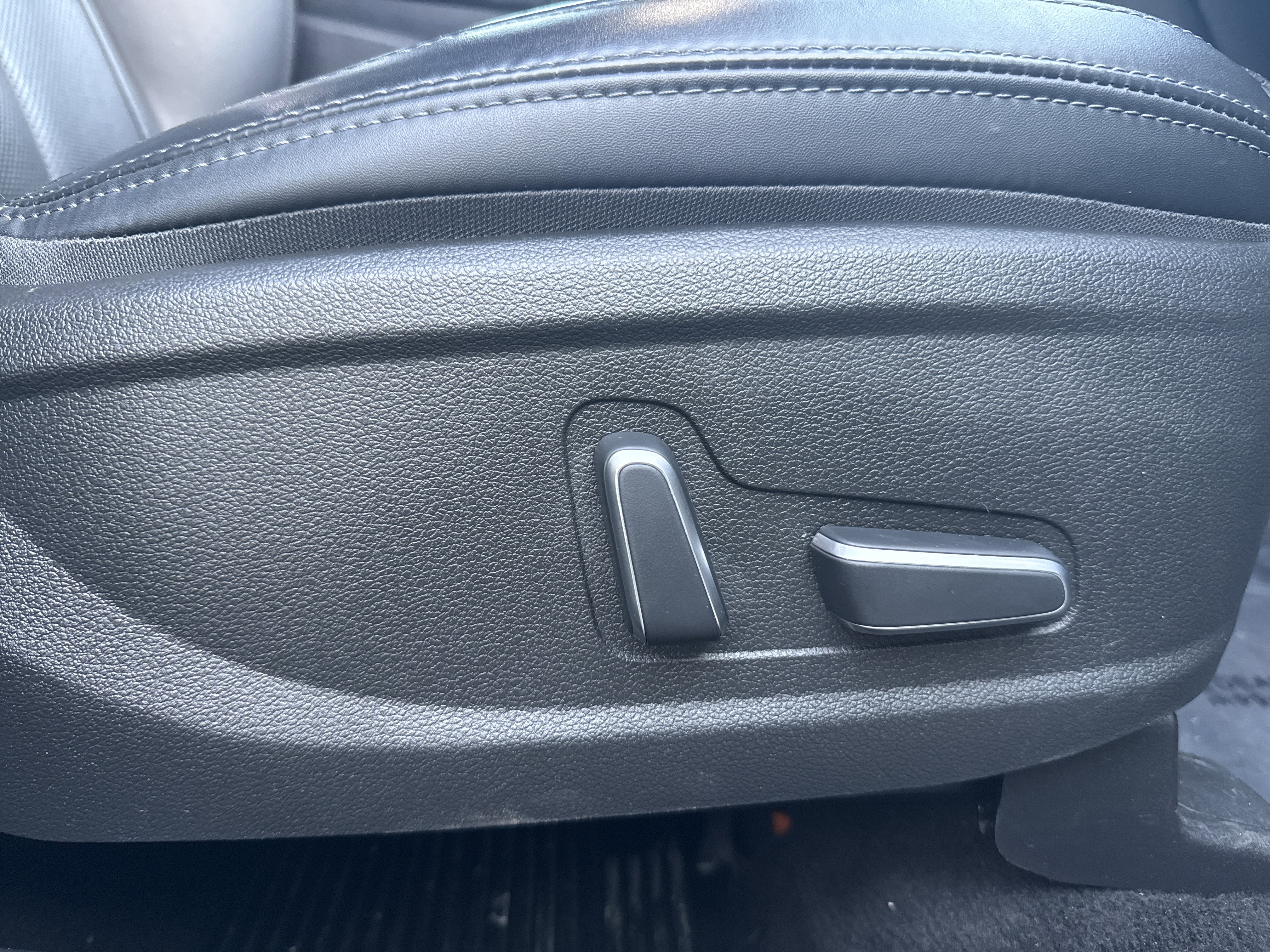 Used 2022 Hyundai Santa Fe Calligraphy image 28