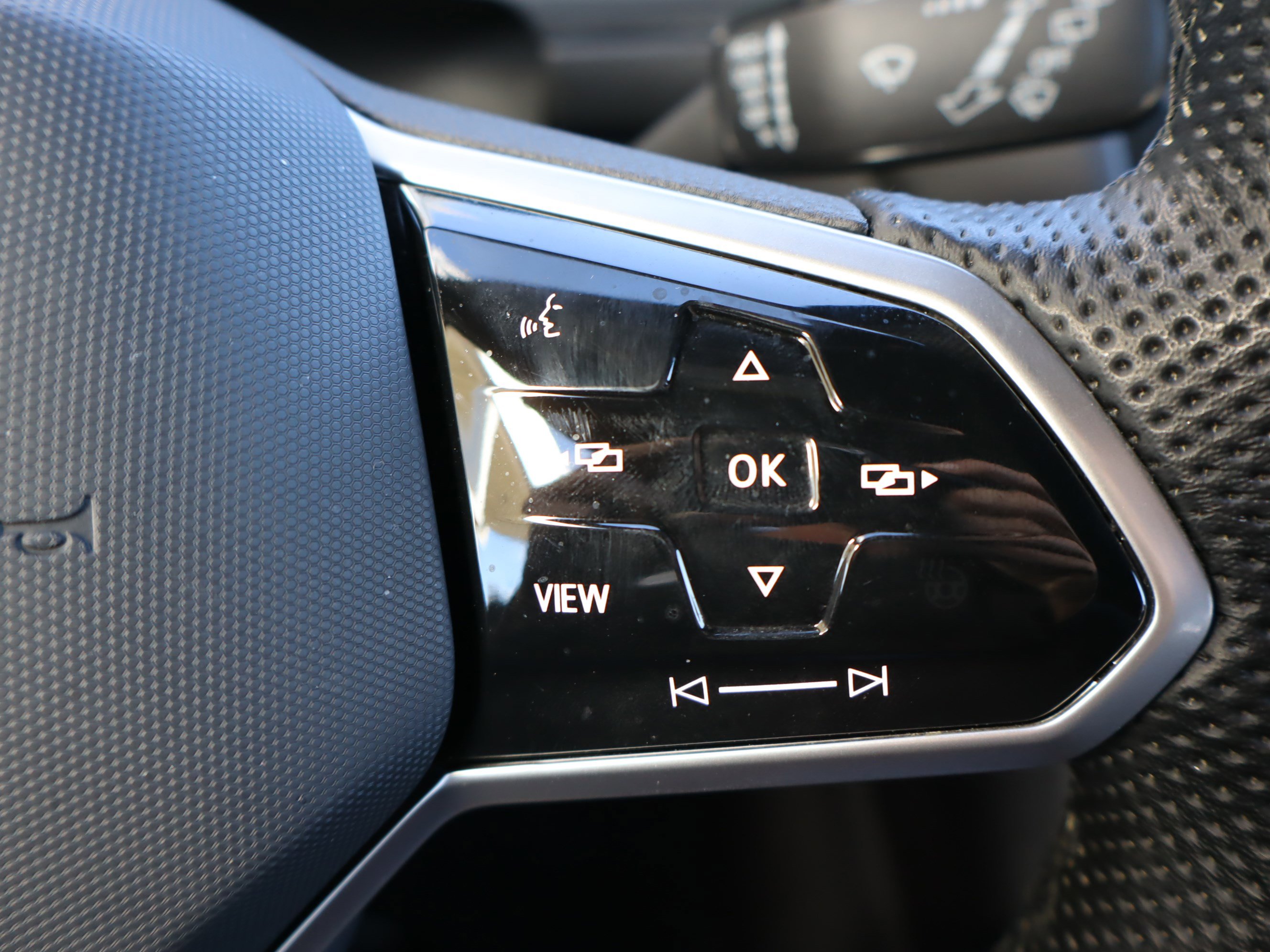 Used 2023 Volkswagen Tiguan SE R-Line image 21