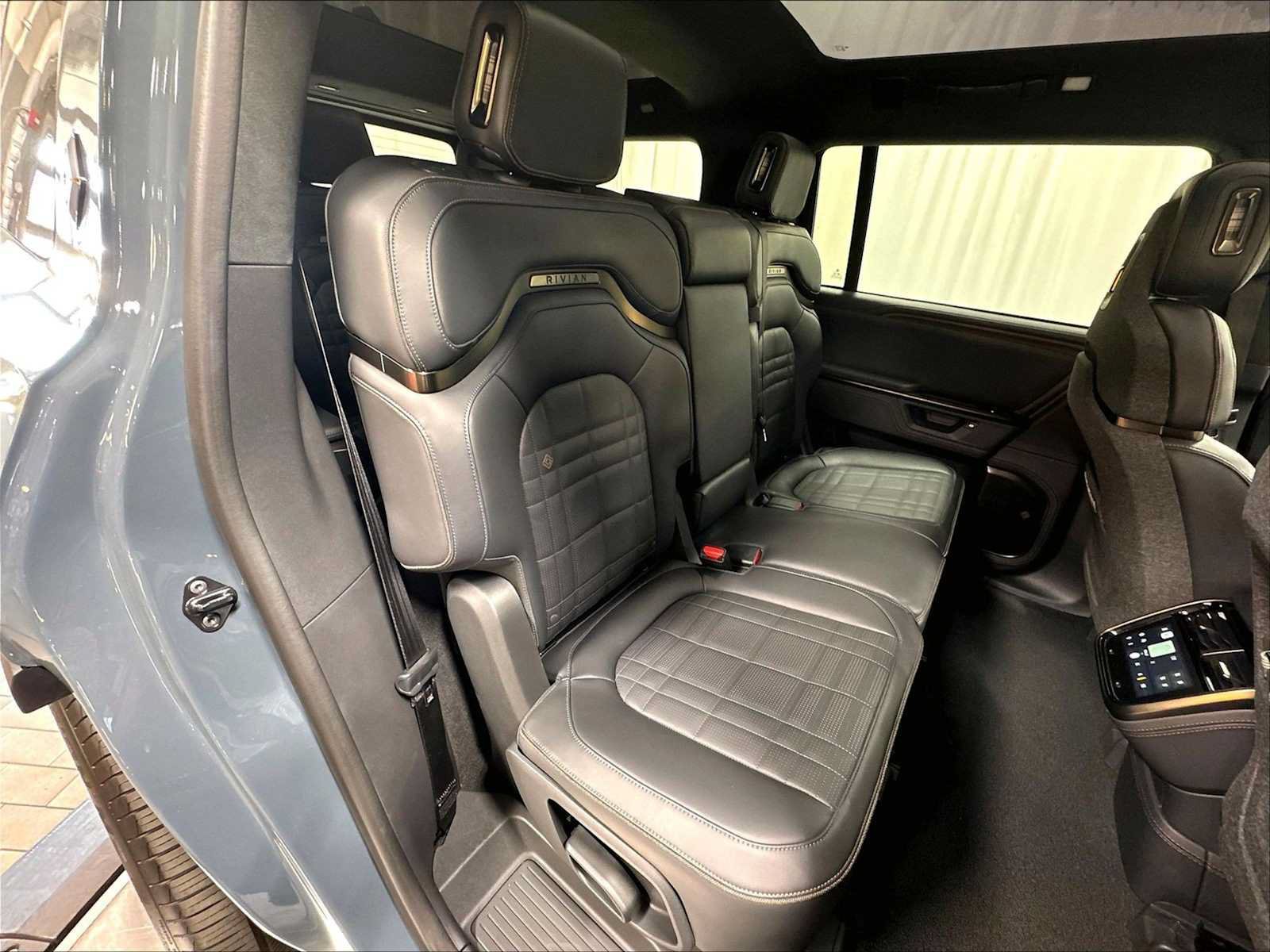 Used 2025 Rivian R1S Premium AWD/4WD image 31
