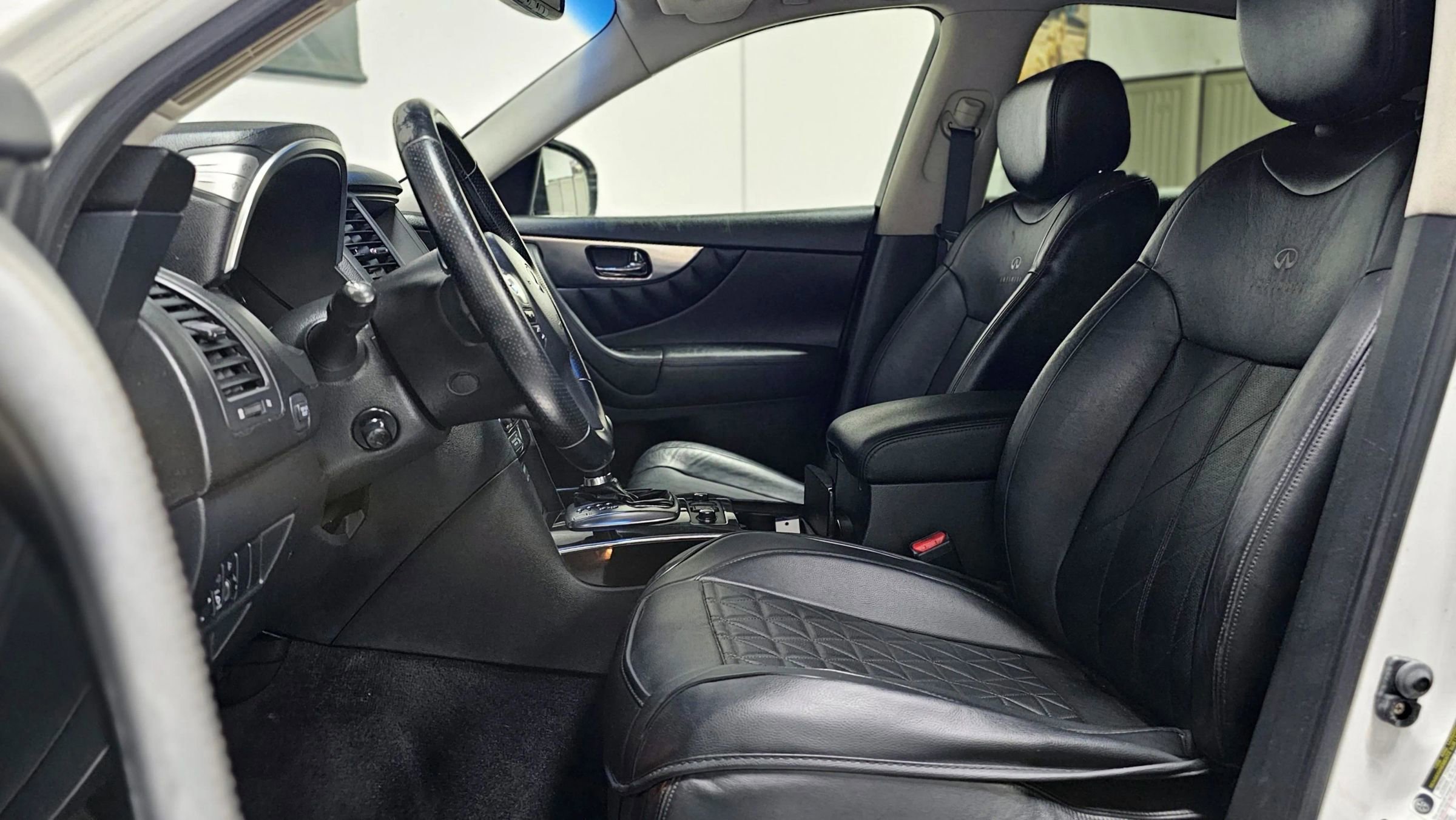 Used 2010 INFINITI FX35 AWD w/ Premium Pkg image 17