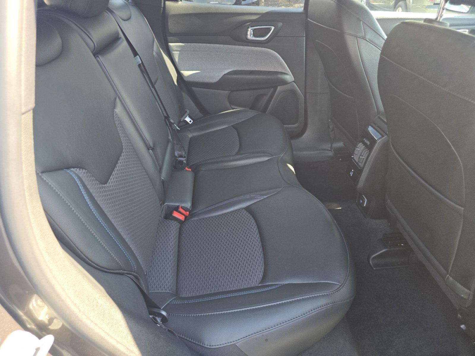 Used 2023 Jeep Compass Latitude w/ Convenience Group AWD/4WD image 21