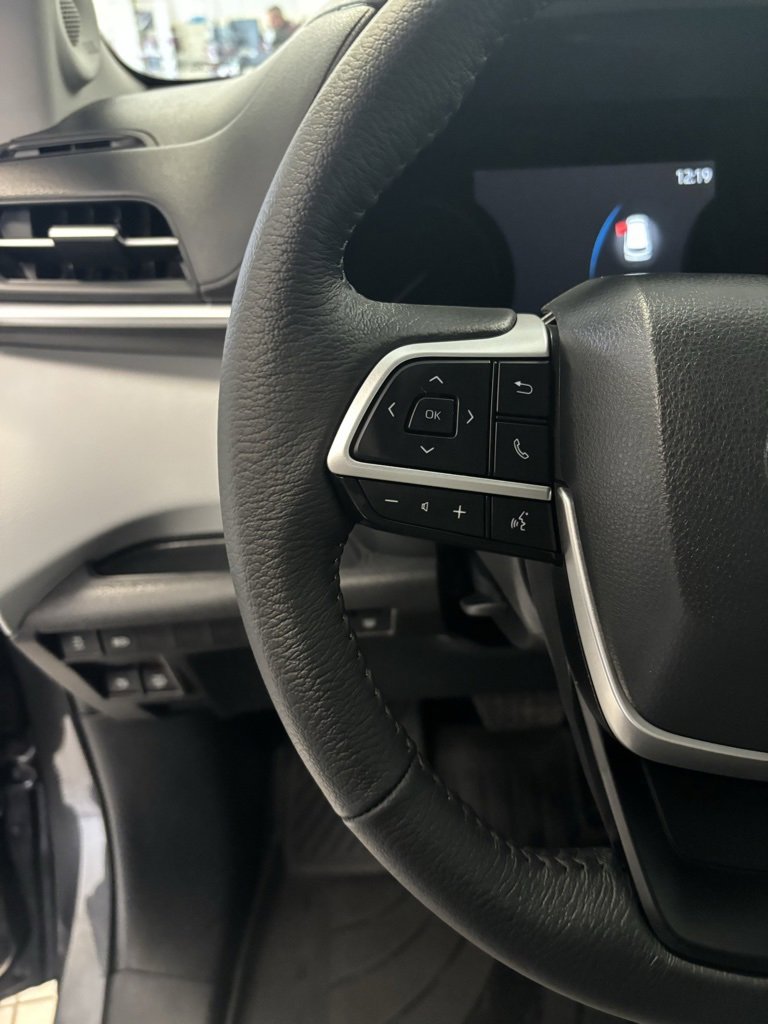 Used 2025 Toyota Sienna XLE image 15